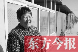 在京水村的臨時(shí)過渡區(qū)內(nèi)，一位大媽在儲(chǔ)存大白菜