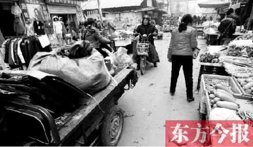 和所有的都市村莊一樣，老鴉陳也充滿著形形色色的人，窄窄的巷子因占道經(jīng)營變得更加狹窄