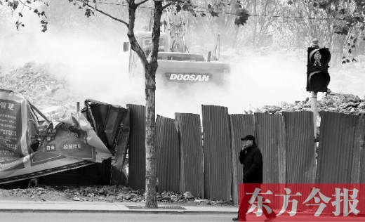 昨日，鄭州市未來路與緯四路交叉口一工地施工不除塵，加重了空氣污染
