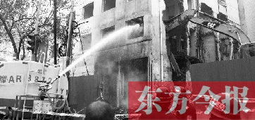 昨天早上8點半，鄭州市農(nóng)業(yè)路一拆遷工地，用兩臺噴水車噴水除塵，有效地阻止了施工揚塵