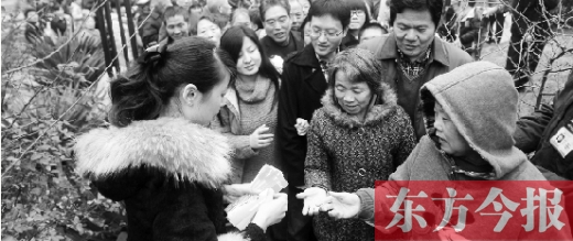 12月8日，鄭州市民排隊領(lǐng)取地鐵試乘劵。