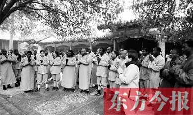 20名非洲洋弟子領(lǐng)取結(jié)業(yè)證書前，虔誠聆聽少林寺方丈禪語
