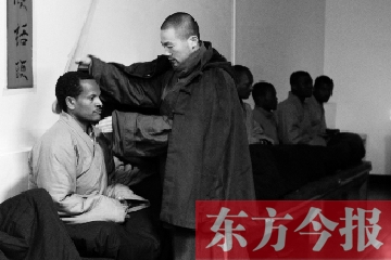 少林功夫講究禪武合一，坐禪當(dāng)然少不了,別看就是坐坐，姿勢都要師傅教