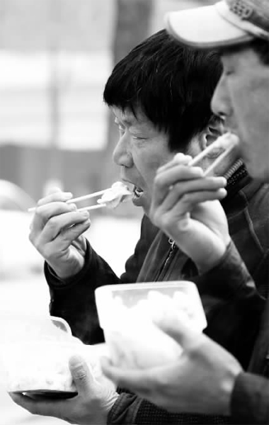 昨天，幾十名網(wǎng)友響應(yīng)王孝力的號(hào)召，送餃子給鄭州市南陽(yáng)路立交橋下的務(wù)工人員