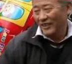 采訪我先買個氣球吧！大爺霸氣回答