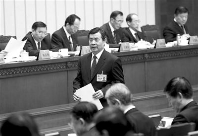 昨日，《消費(fèi)者權(quán)益保護(hù)法》修正案草案首次提交全國(guó)人大常委會(huì)審議，全國(guó)人大常委會(huì)法制工作委員會(huì)主任李適時(shí)作關(guān)于消費(fèi)者權(quán)益保護(hù)法修正案草案的說(shuō)明。