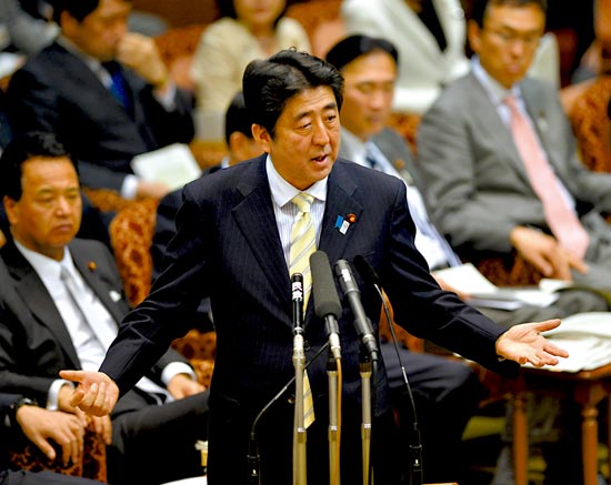 23日，安倍在參議院預(yù)算委員會發(fā)表講話。
