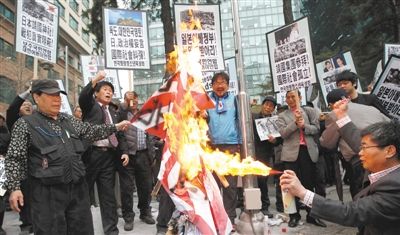  25日，首爾，韓國(guó)民眾舉行集會(huì)，抗議日本首相安倍晉三否認(rèn)侵略歷史、袒護(hù)內(nèi)閣大臣參拜靖國(guó)神社。
