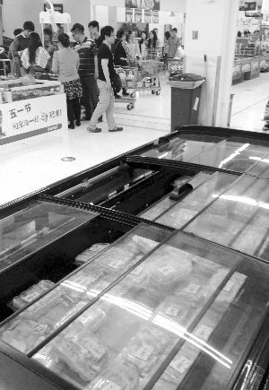 新街口某超市羊肉卷柜臺無人問津。