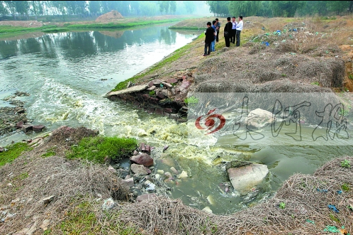 馬頭崗污水處理廠一處溢流口排放污水，異味明顯。