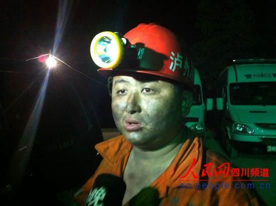救援隊員出井時，滿臉煤灰，顯得十分疲憊。圖片為唐宗銀的隊友。（記者　李平　攝）