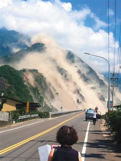 地震造成大面積山崩。網(wǎng)絡(luò)截圖