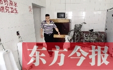 男廁中擺放的電視機(jī)、柜子、自行車等物品