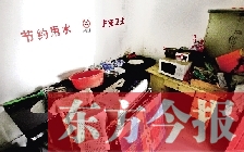 廁所進(jìn)門中廳，擺放著灶臺(tái)、餐桌、床鋪等，乍一看像個(gè)客廳