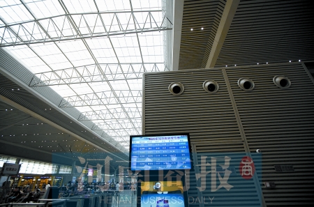 　鄭州東站三樓候車大廳，雖然空調(diào)處有涼風(fēng)吹出，但陽(yáng)光通過(guò)頂棚照進(jìn)，導(dǎo)致整個(gè)大廳的空調(diào)制冷效果不明顯