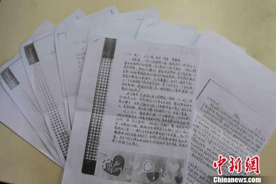圖為當天公布的部分擺攤體驗日記。　張芹　攝