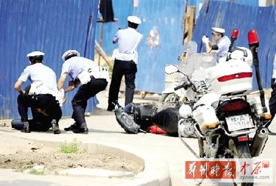 　一名歹徒被抓獲，另一名歹徒持槍劫持了一名門(mén)衛(wèi)。