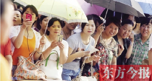 7月6日，鄭州市文化路省實(shí)驗(yàn)中學(xué)小升初測(cè)評(píng)點(diǎn)，家長(zhǎng)們聚集在一起，焦急地等待自己的孩子走出考場(chǎng) 劉棟杰