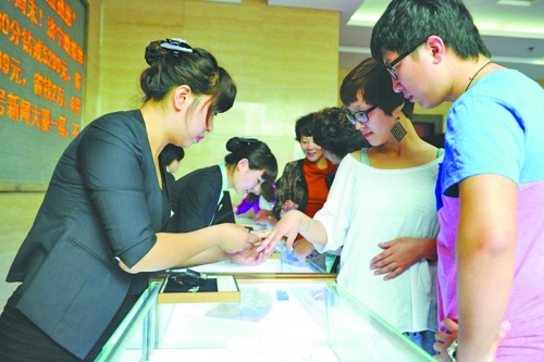 在北上廣等一線城市，鉆戒價(jià)格與國際接軌，價(jià)格不高，引發(fā)市民搶購潮。
