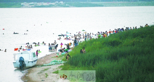 龍湖成為“第一浴場(chǎng)”，對(duì)市民是堵還是疏值得探討。