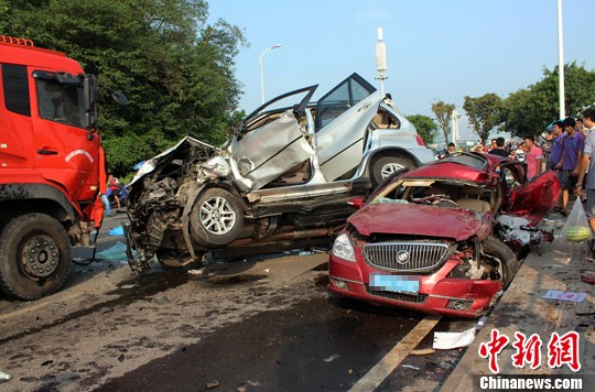 　　8月27日，四川宜賓城區(qū)濱江環(huán)線公路發(fā)生一起3車連環(huán)相撞的交通事故，已致4死2重傷。目前，2名重