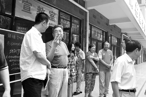 盧法舜（左二）伸出兩根手指，建議實(shí)行2元通票制。