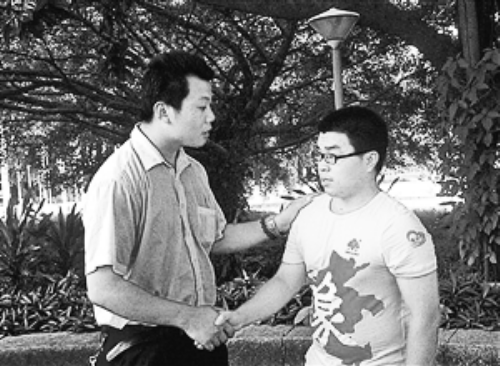 　王強（左）幫助的林富軍，今年考上了深圳大學。