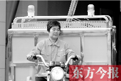鄭州市金水區(qū)目前發(fā)放的第一批30輛新垃圾清運(yùn)車，已投入使用