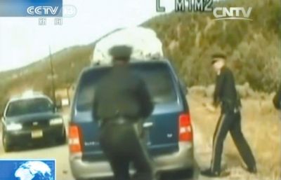 費(fèi)雷爾再次上車，警察拿警棍砸車窗。