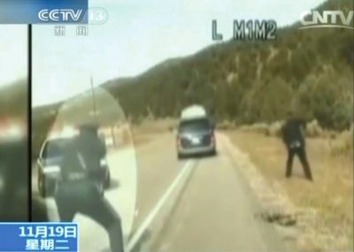 費(fèi)雷爾駕車逃走，警察連開數(shù)槍。央視截圖
