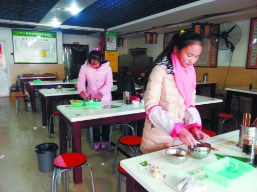 參加體驗的兩名學生成功“入職”后,開始收拾餐桌。