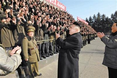 朝中社1月15日發(fā)布的圖片顯示，朝鮮最高領(lǐng)導(dǎo)人金正恩視察位于平安南道的國家科學(xué)院，與科研人員會面。