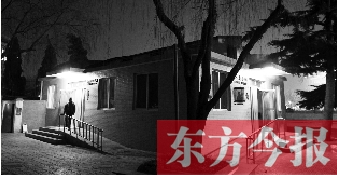 1月13日晚9點20分，鄭州市嵩山路與伊河路交叉口西北角的生態(tài)廁所依然開著燈