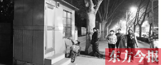 1月13日晚9點30分，鄭州市綠城廣場內(nèi)的公廁依然開放
