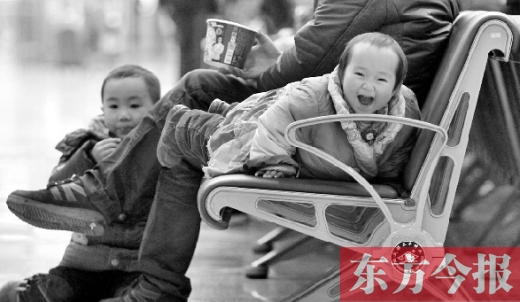 鄭州東站候車長椅上，哈哈，馬上回家過年有禮物收了