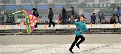昨日，省會(huì)天氣晴好，春意盎然。上午，在綠城廣場(chǎng)，一個(gè)小女孩在快樂(lè)地放風(fēng)箏。