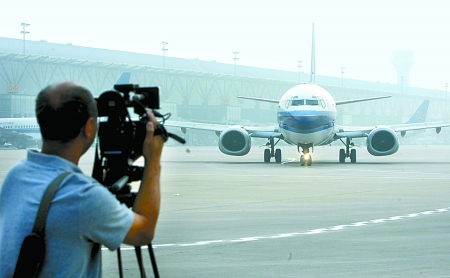 　8月28日，一架嶄新的波音737-800型飛機(jī)平穩(wěn)降落在鄭州新鄭國際機(jī)場。
