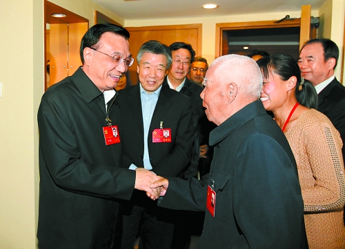 11月5日下午，中共中央政治局常委、國務(wù)院副總理李克強親切看望了參加中國共產(chǎn)黨第十八次全國代表大會的