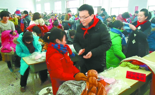 1月20日，省直團(tuán)工委組織19個(gè)省直廳局的38名青年干部，來(lái)到三門峽市澠池縣果園鄉(xiāng)，開展“大手拉小手