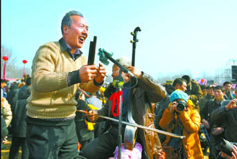 2月22日，寶豐馬街書會上，說書藝人正在表演。記者 史長來 攝