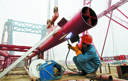 2月25日，在跨越南水北調(diào)總干渠的鄭州新鄭南段十里鋪公路橋施工現(xiàn)場(chǎng)，建設(shè)者在緊張地施工。