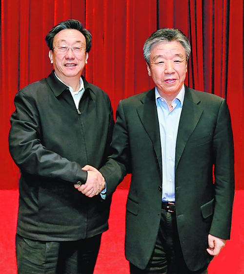 3月20日下午，在全省領(lǐng)導(dǎo)干部會議上盧展工（右）與郭庚茂（左）在鄭州親切握手。⑤2 本報記者 郭 宇