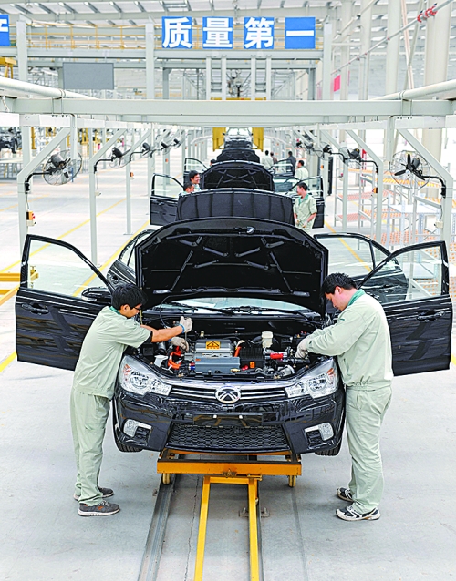 　　4月16日，新鄉(xiāng)市新能電動(dòng)汽車有限公司的工作人員在電動(dòng)汽車生產(chǎn)流水線上作業(yè)。目前，新鄉(xiāng)現(xiàn)有規(guī)模以