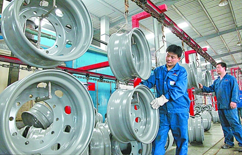 4月25日，許昌恒豐實業(yè)有限公司的員工正在生產(chǎn)重卡車輪。喬利峰 攝