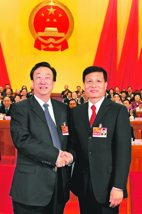 4月2日上午，新當(dāng)選的省人大常委會(huì)主任郭庚茂與新當(dāng)選的省人民政府省長(zhǎng)謝伏瞻親切握手。郭宇 董亮 攝
