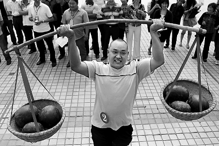 節(jié)會現(xiàn)場，一位瓜農(nóng)正在表演西瓜舉重。