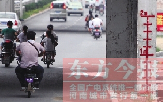 昨日，鄭州市航海路與京廣鐵路立交橋下，用紅線標(biāo)注的“水位警戒線”