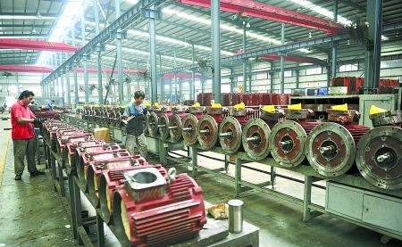 8月9日，南陽微特防爆電機(jī)有限公司員工生產(chǎn)出口訂單產(chǎn)品。