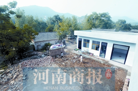 新校舍旁邊，是徐云玲和學生們用了多年的石頭校舍 河南商報記者 鄧萬里/攝