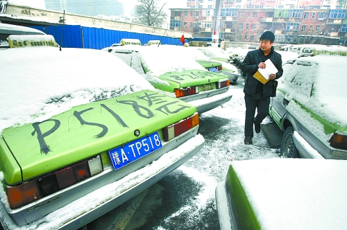 　12月21日，工作人員正在登記套牌出租車(chē)、假出租車(chē)
